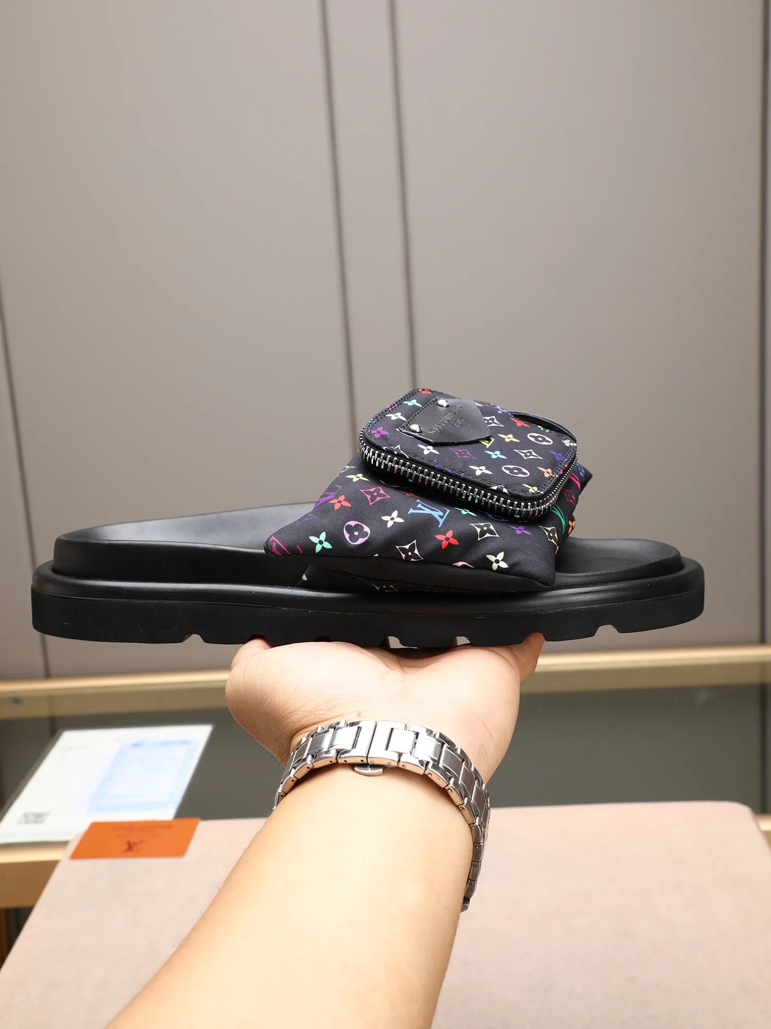 PP400 couple model with drawer box [LOUIS VUITTON] Louis Vuitton, the latest LV official website printed wallet and men's and women's slippers🔥🔥🔥 are now on the market. The drawer box is packed with cloth bags and cards. The upper pattern looks very soft and waxy, and it is a super versatile leg slimming tool. Fabric: Imported denim/down silk cotton embossed, official website pattern printing, lining: water-dyed sheepskin down filling, comfortable to wear, feet: high elastic PU water table. Sole: foam sole, heel height: about 5cm. Size 35-46, 35, 45 and 46 are custom-made and cannot be returned or exchanged. Color: multiple colors available.